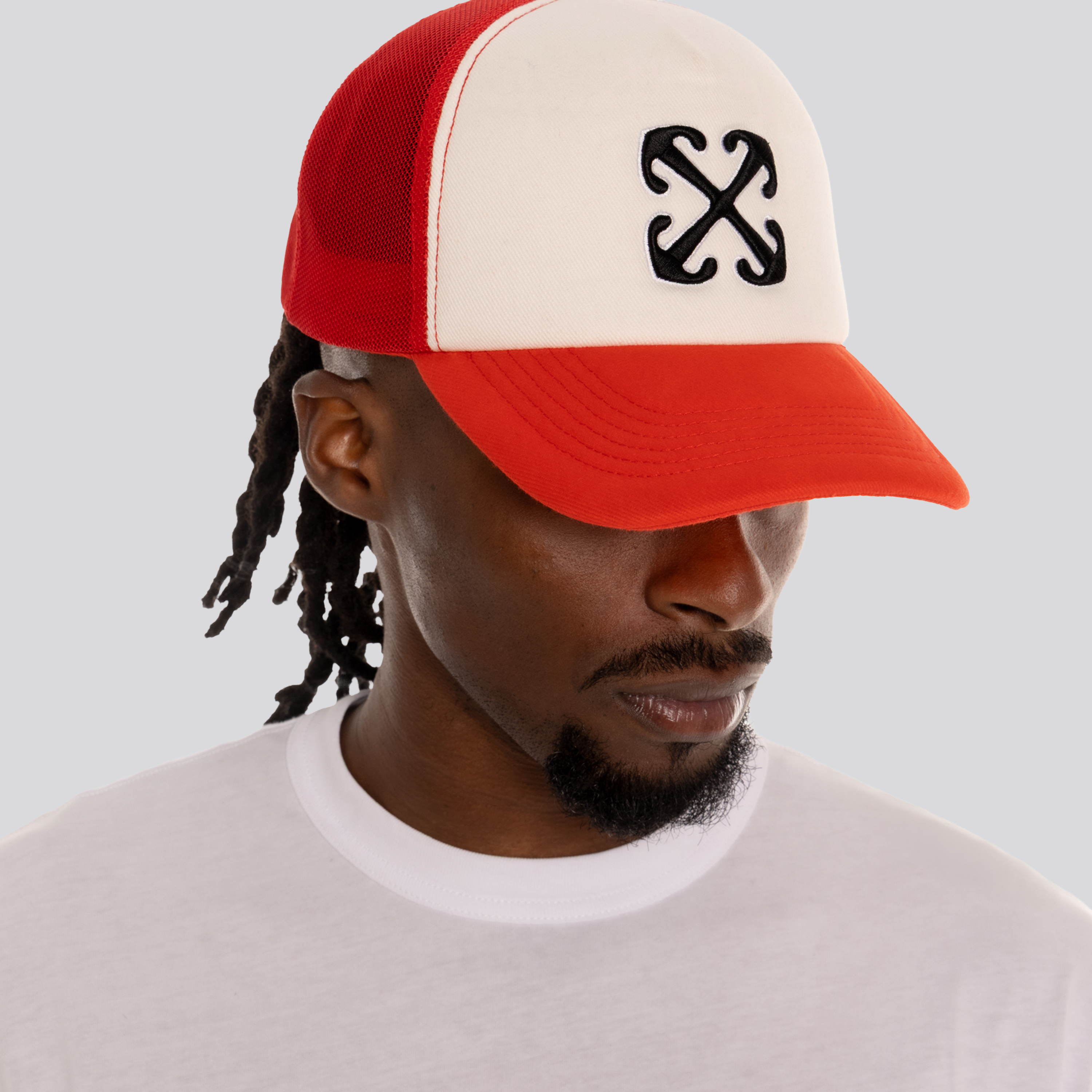 Gorra Roja Off-White Arrow Trucker