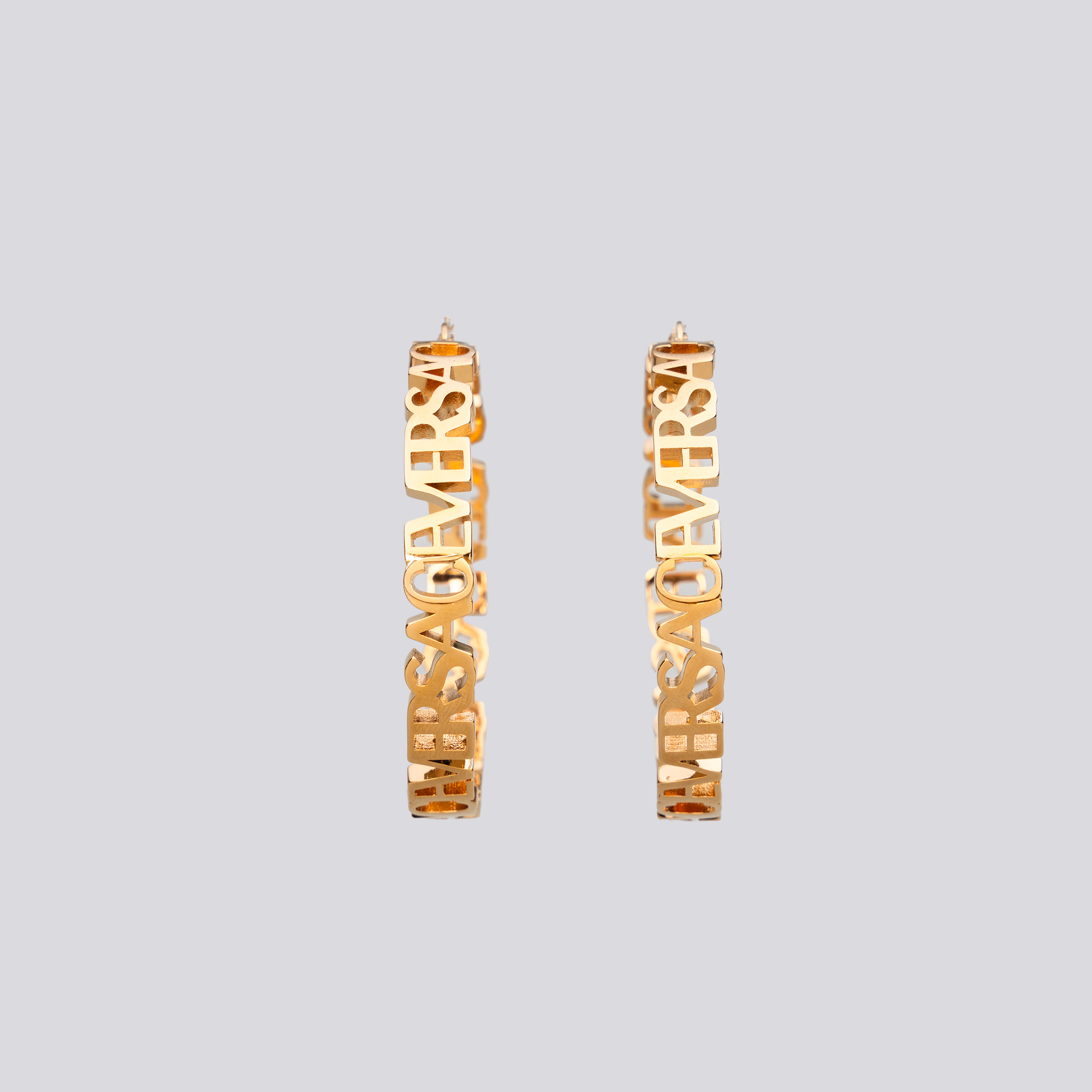 Aretes Dorados Versace Lettering