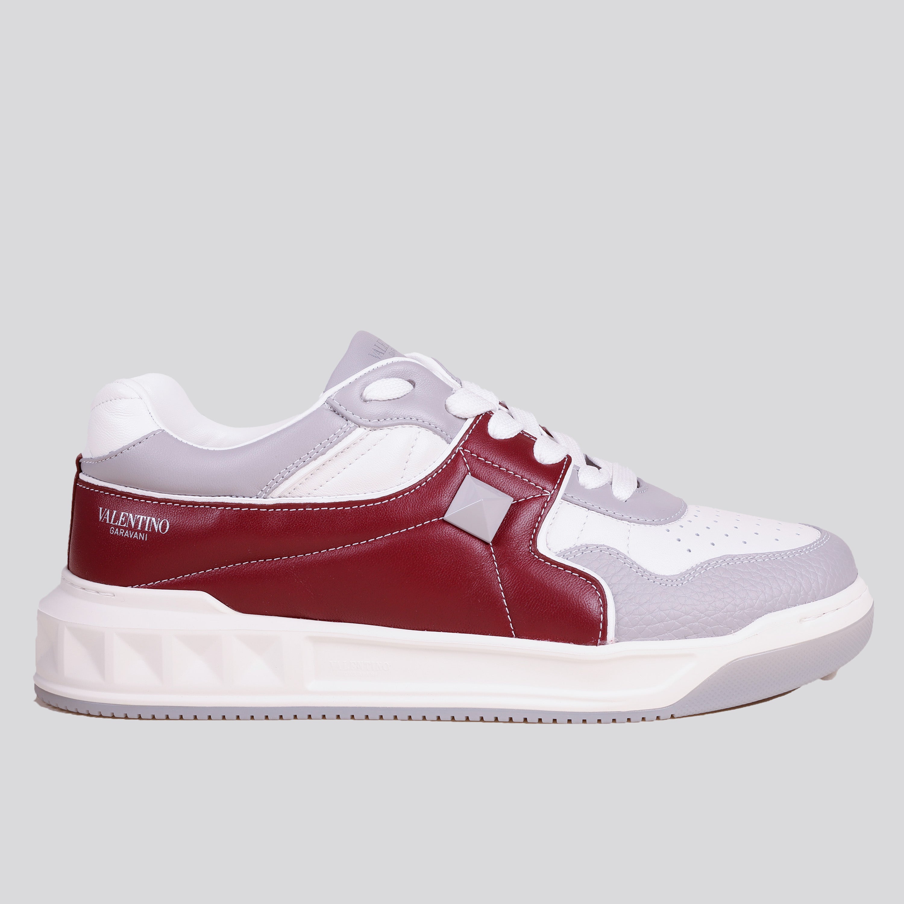 Sneakers Valentino Gris-Dark Red Roman Stud