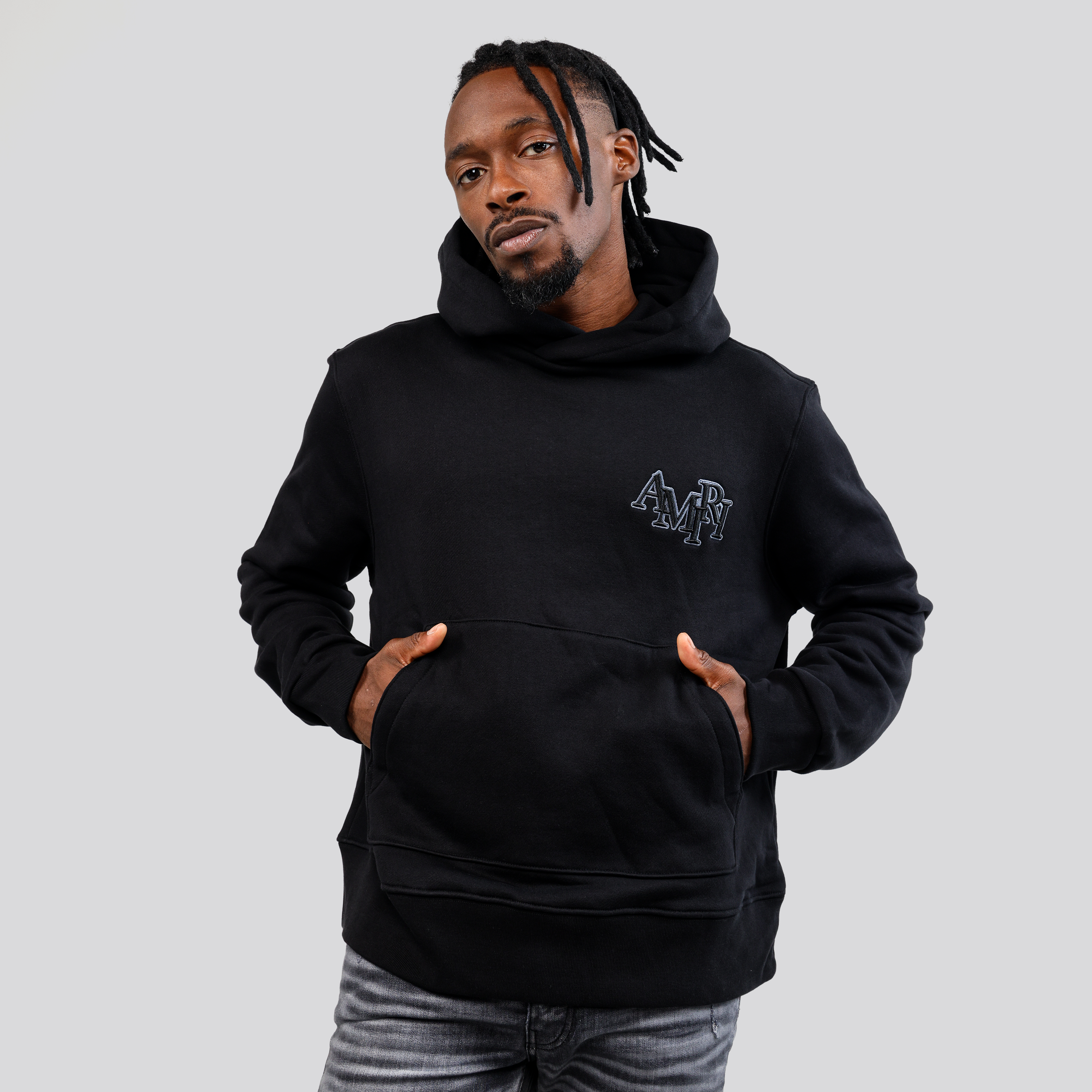 Buzo Tipo Hoodie Negro AMIRI Staggered Logo