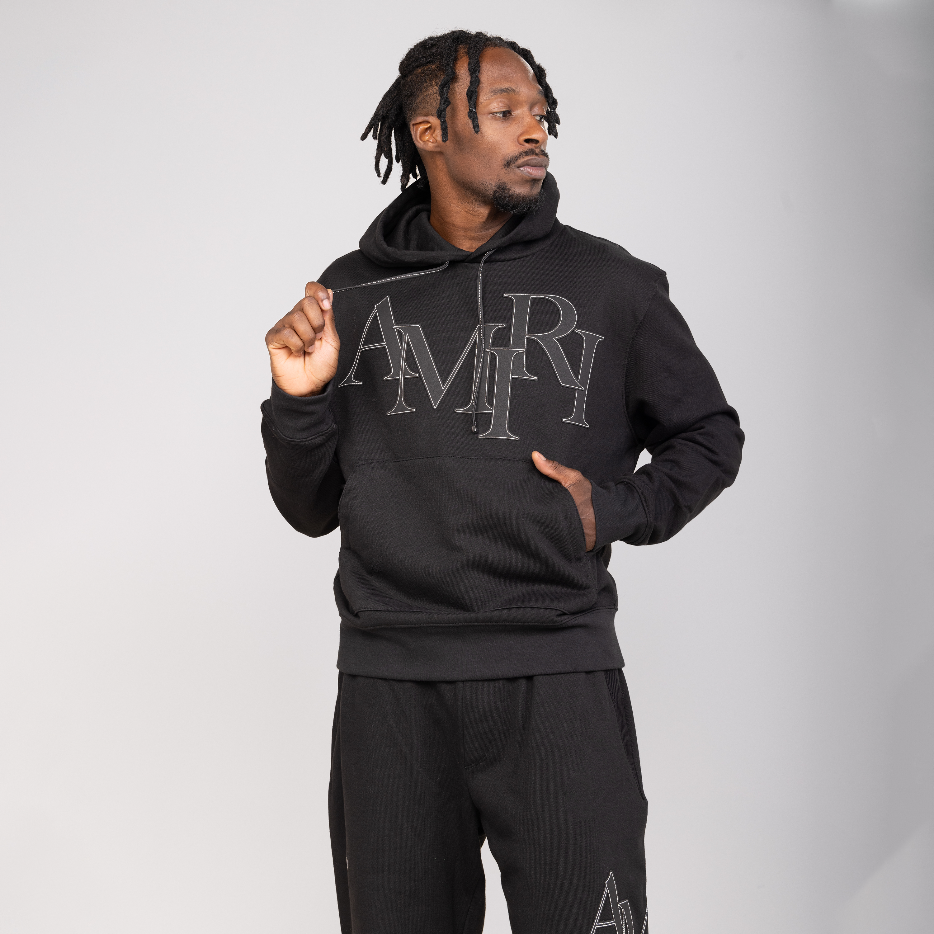 Buzo Tipo Hoodie Negro AMIRI Staggered Logo