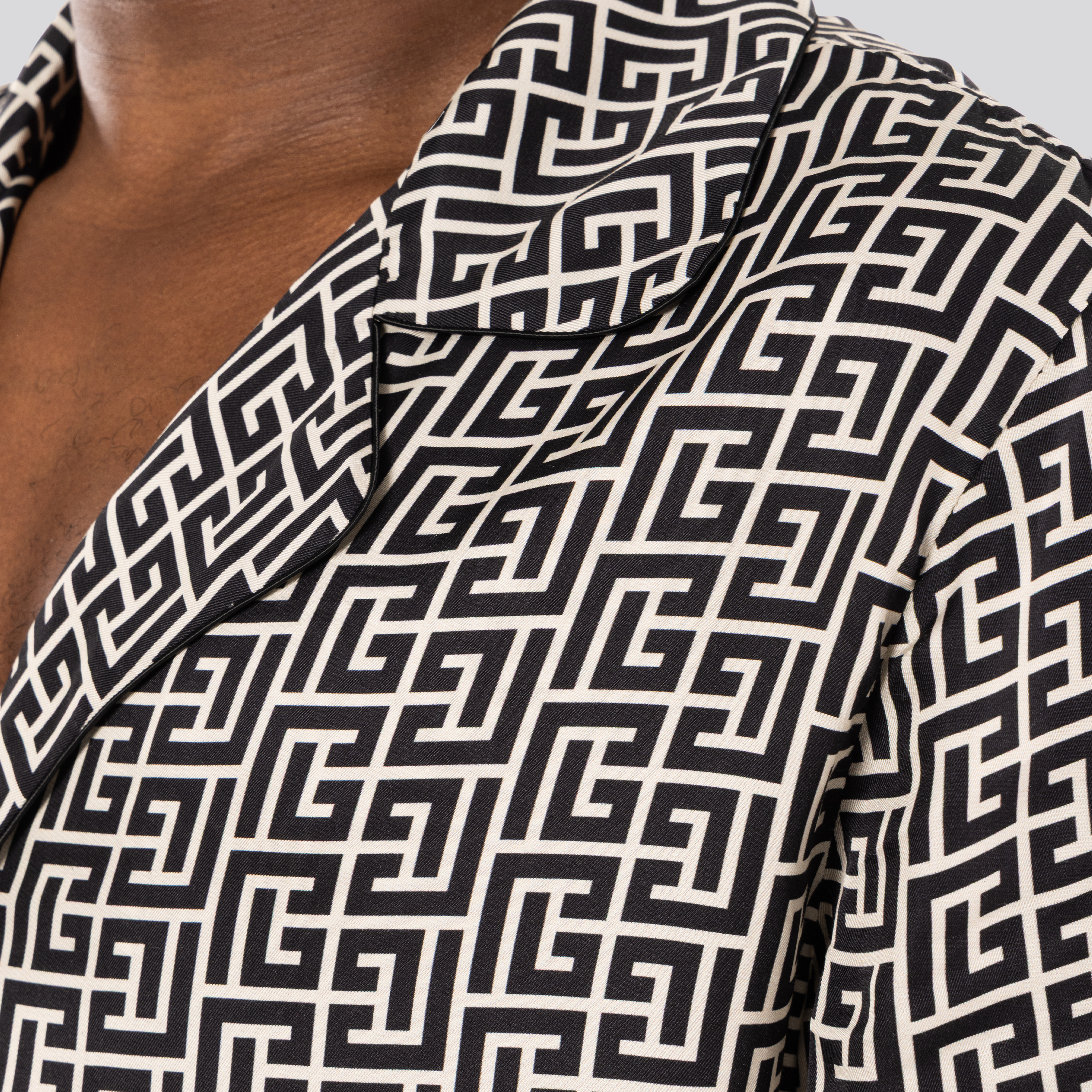 Camisa Negra Balmain Monogram Print