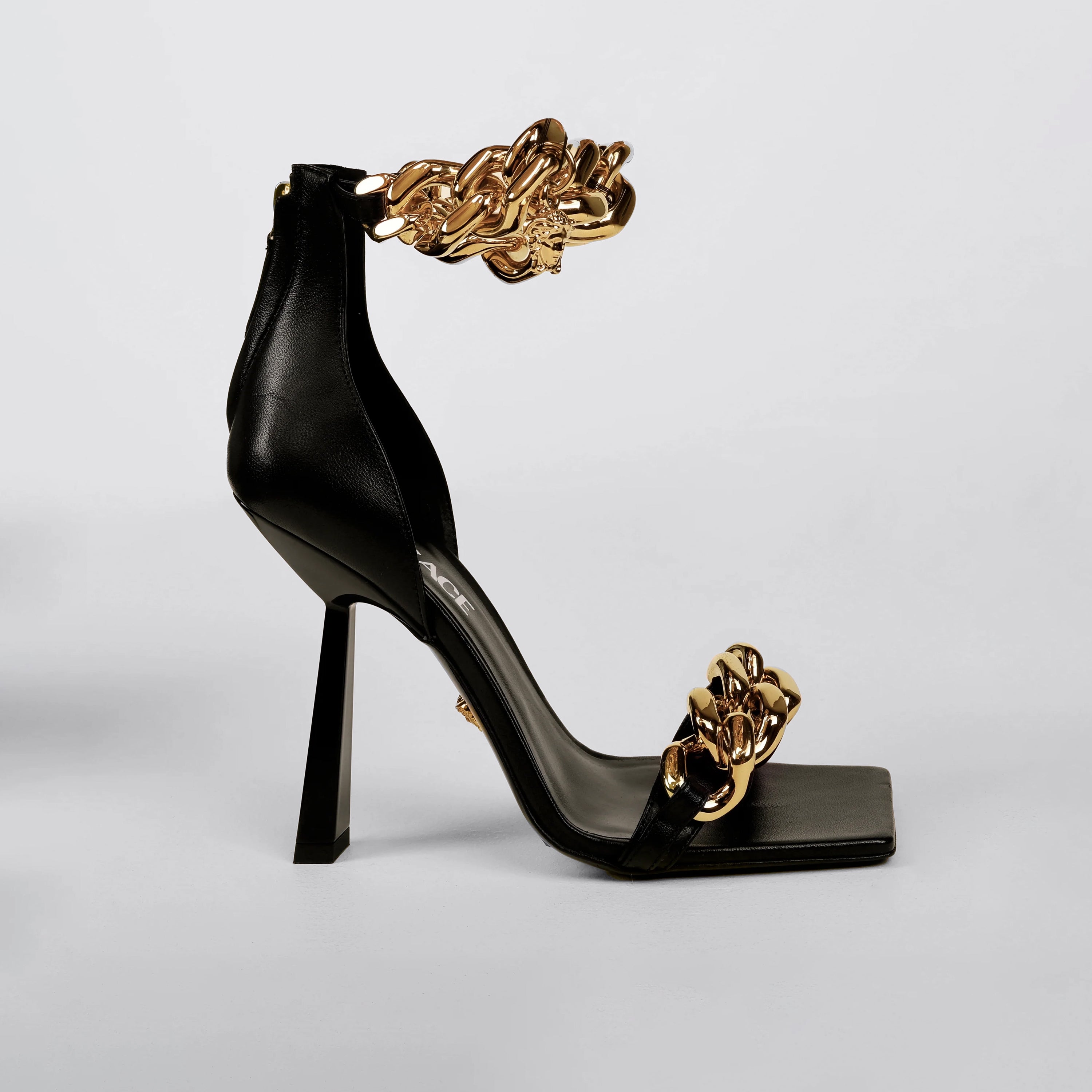 Tacones Negros Versace Chain Medusa
