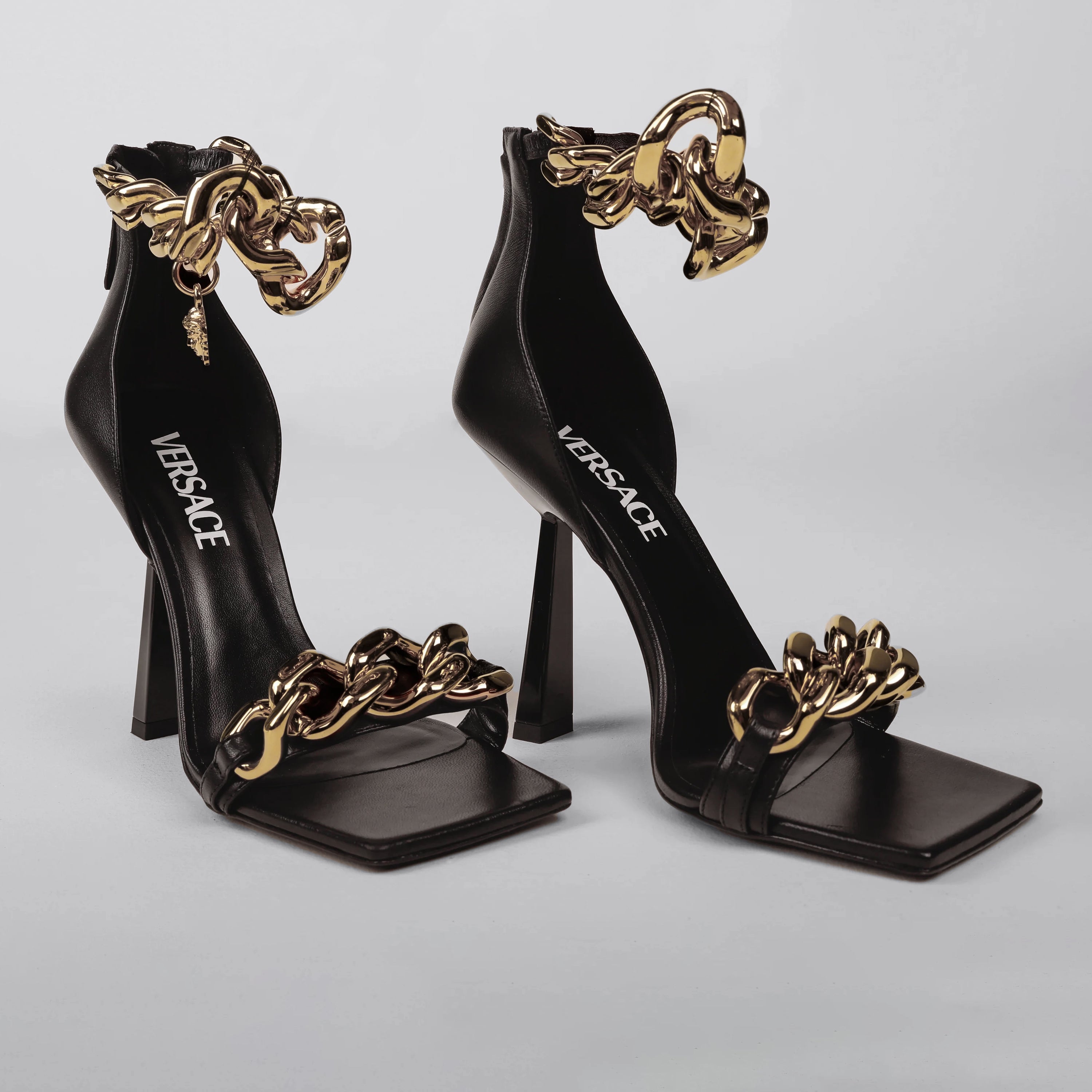 Tacones Negros Versace Chain Medusa