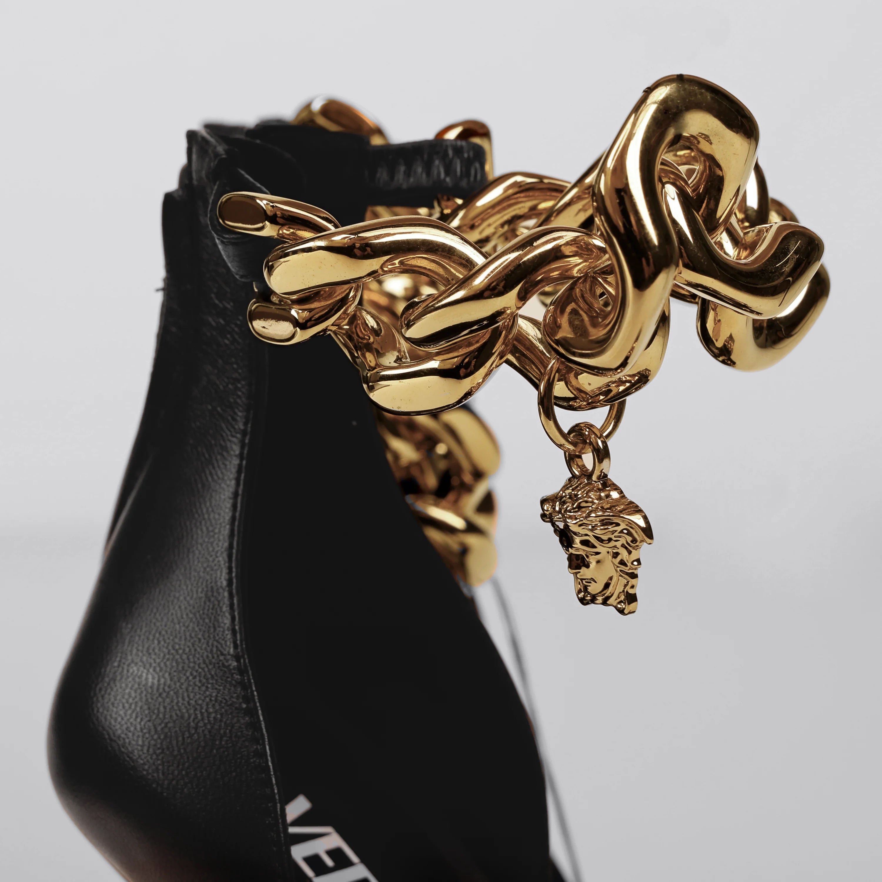 Tacones Negros Versace Chain Medusa