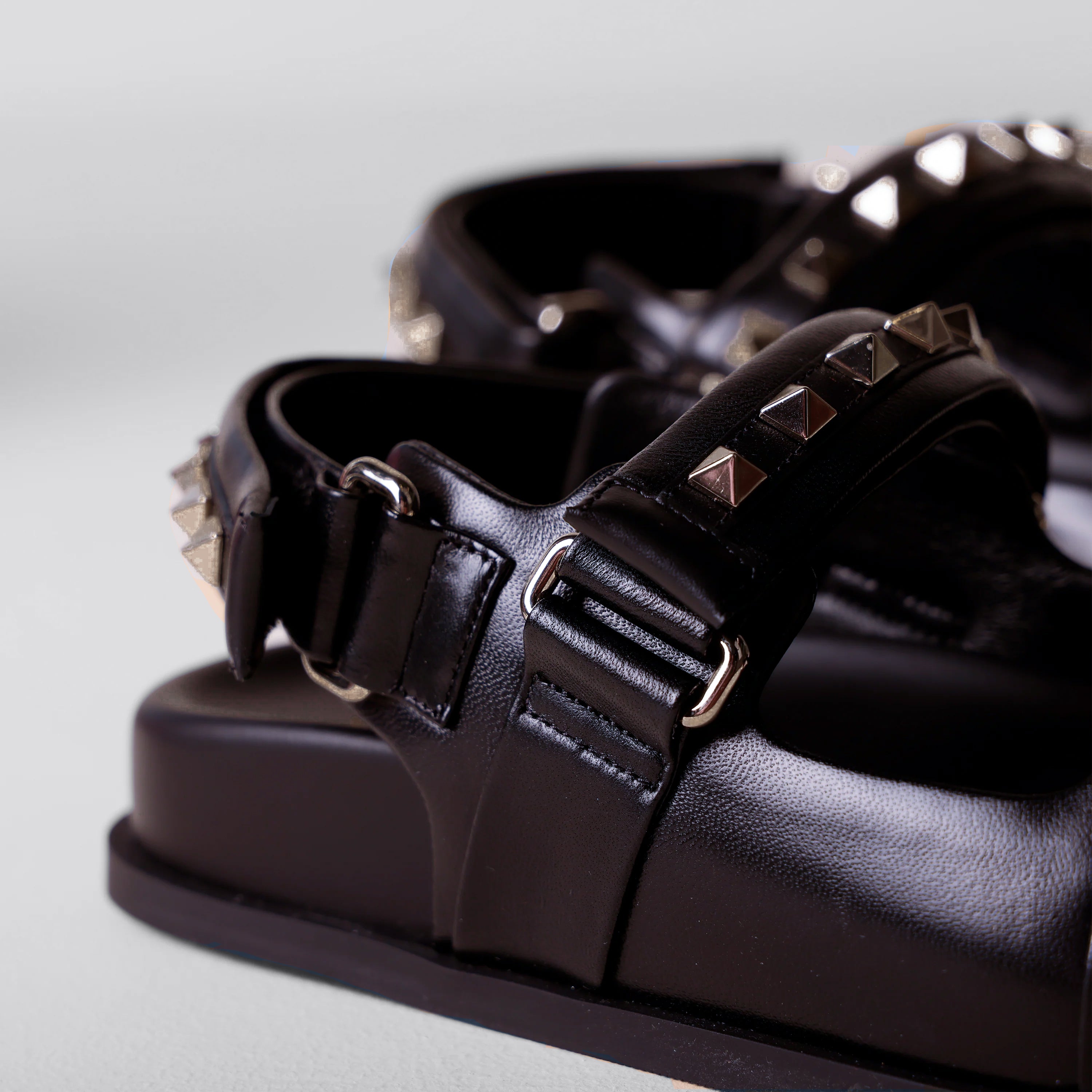 Sandalias Negras Valentino Rockstud Leather Touch-Strap