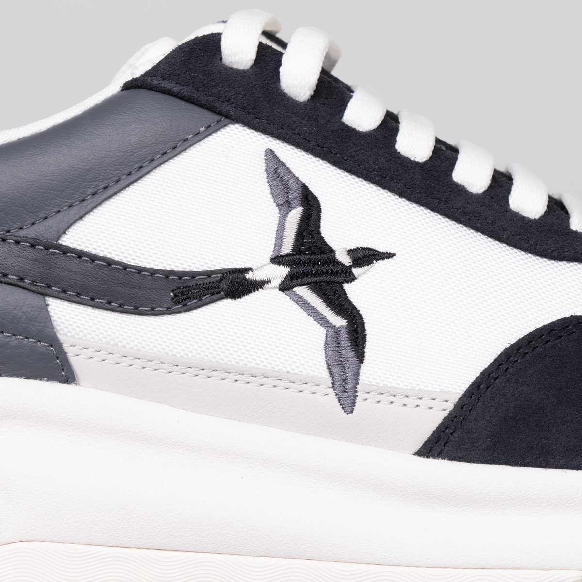 Sneakers Blancos - Negros Axel Arigato Genesis Neo Bird