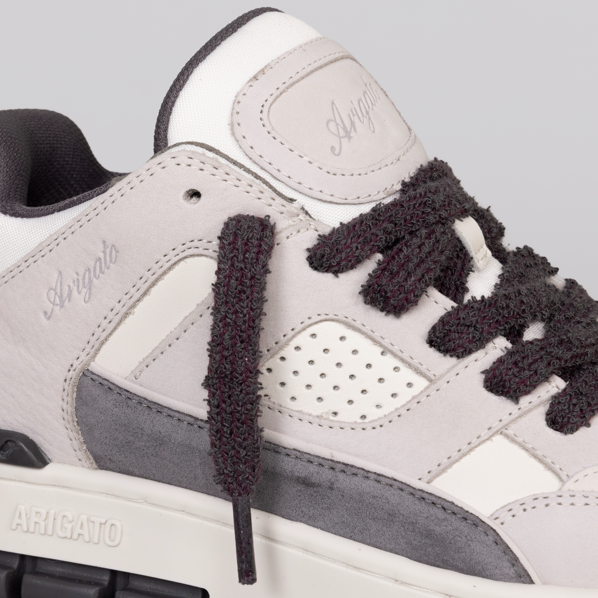 Sneakers Grises Oscuros Axel Arigato Area