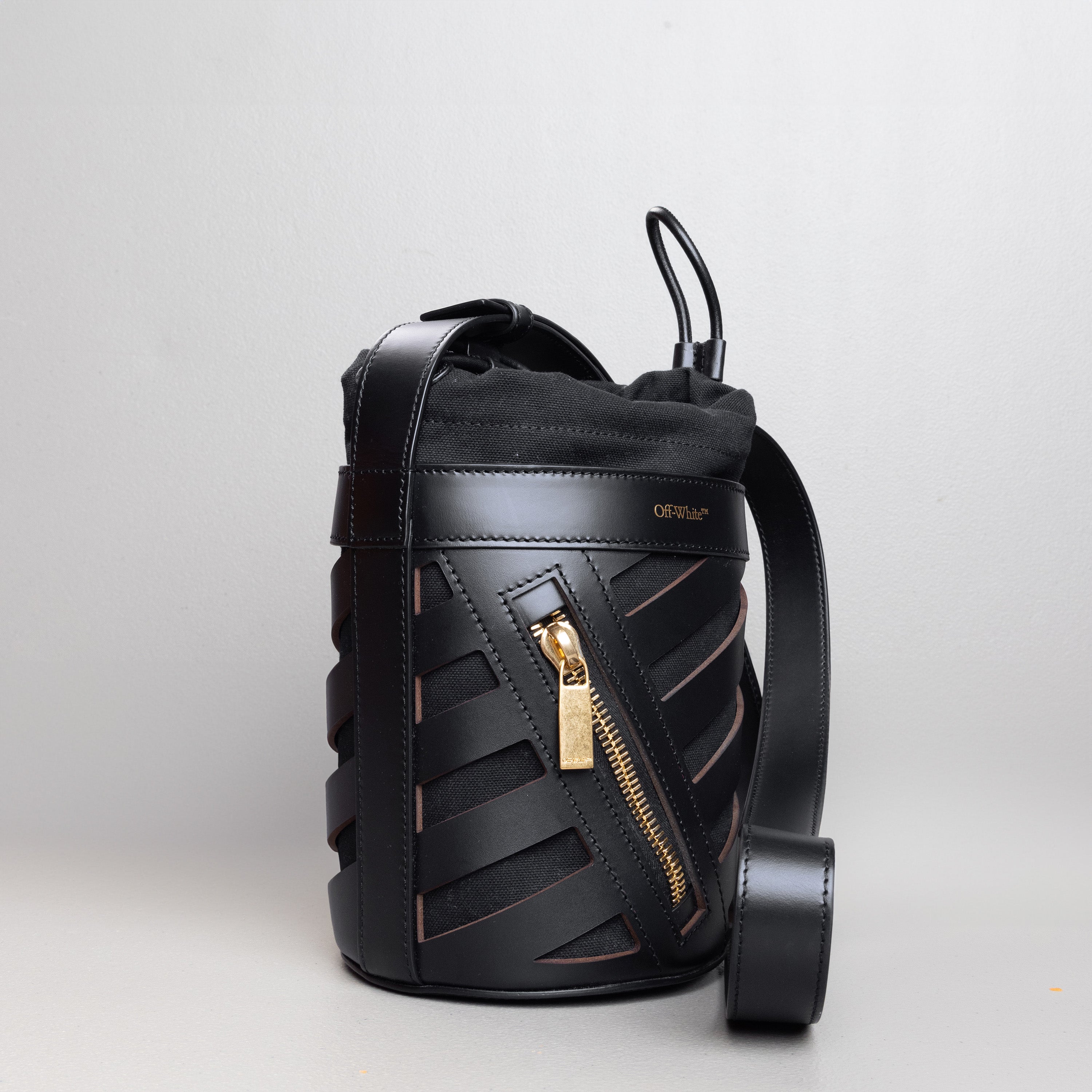 Cartera Negra Off-White Cut-Out Diag Bucket
