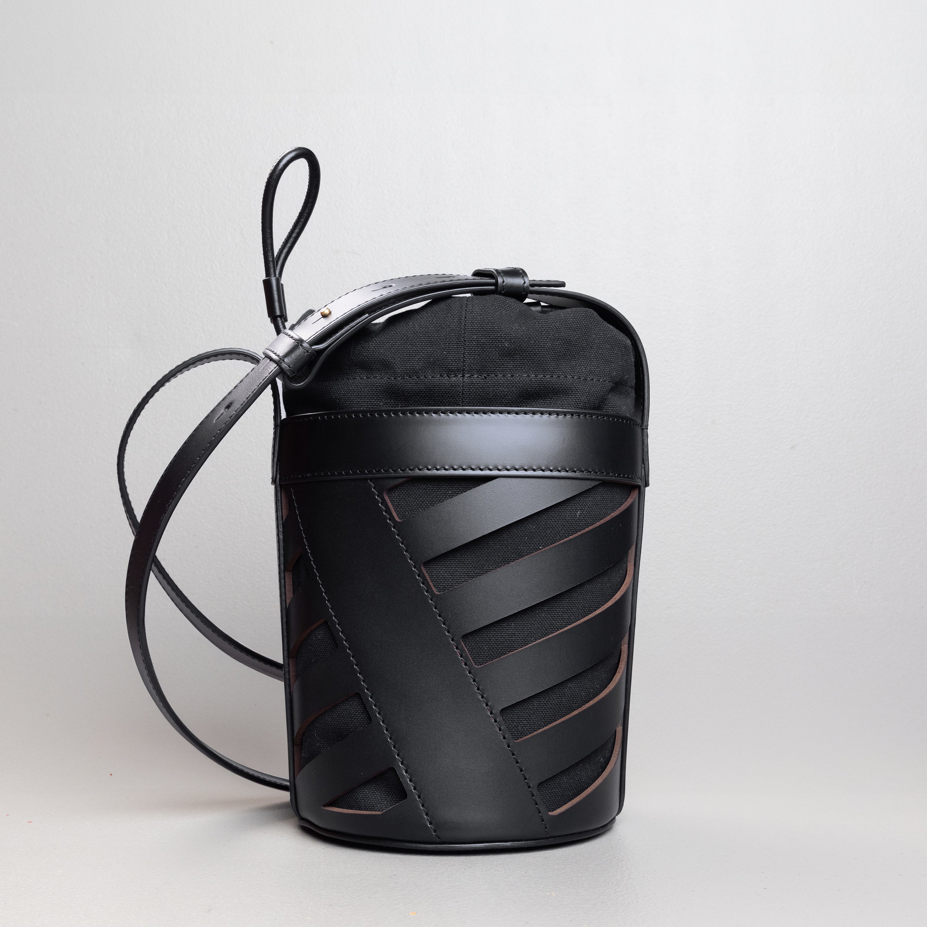 Cartera Negra Off-White Cut-Out Diag Bucket