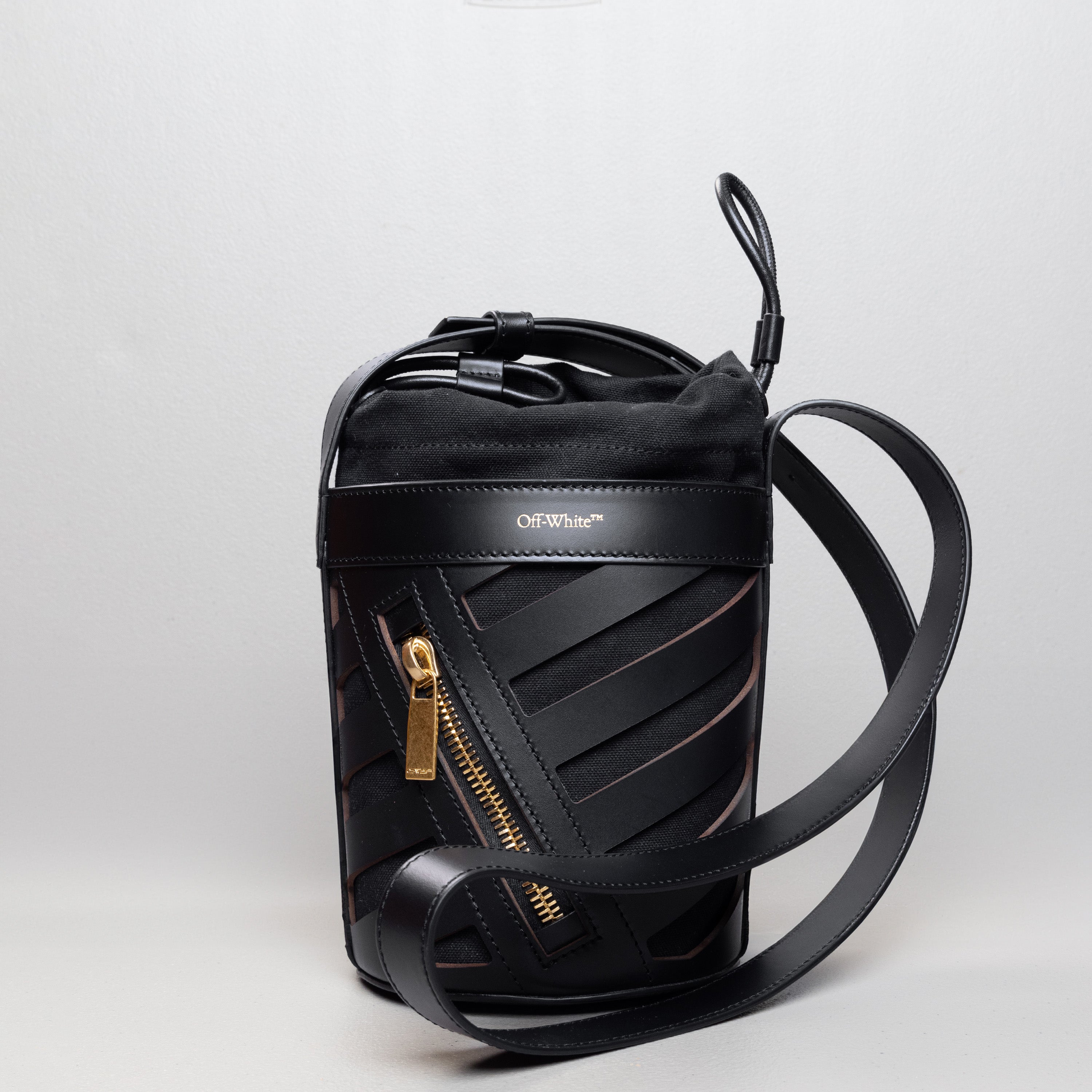Cartera Negra Off-White Cut-Out Diag Bucket