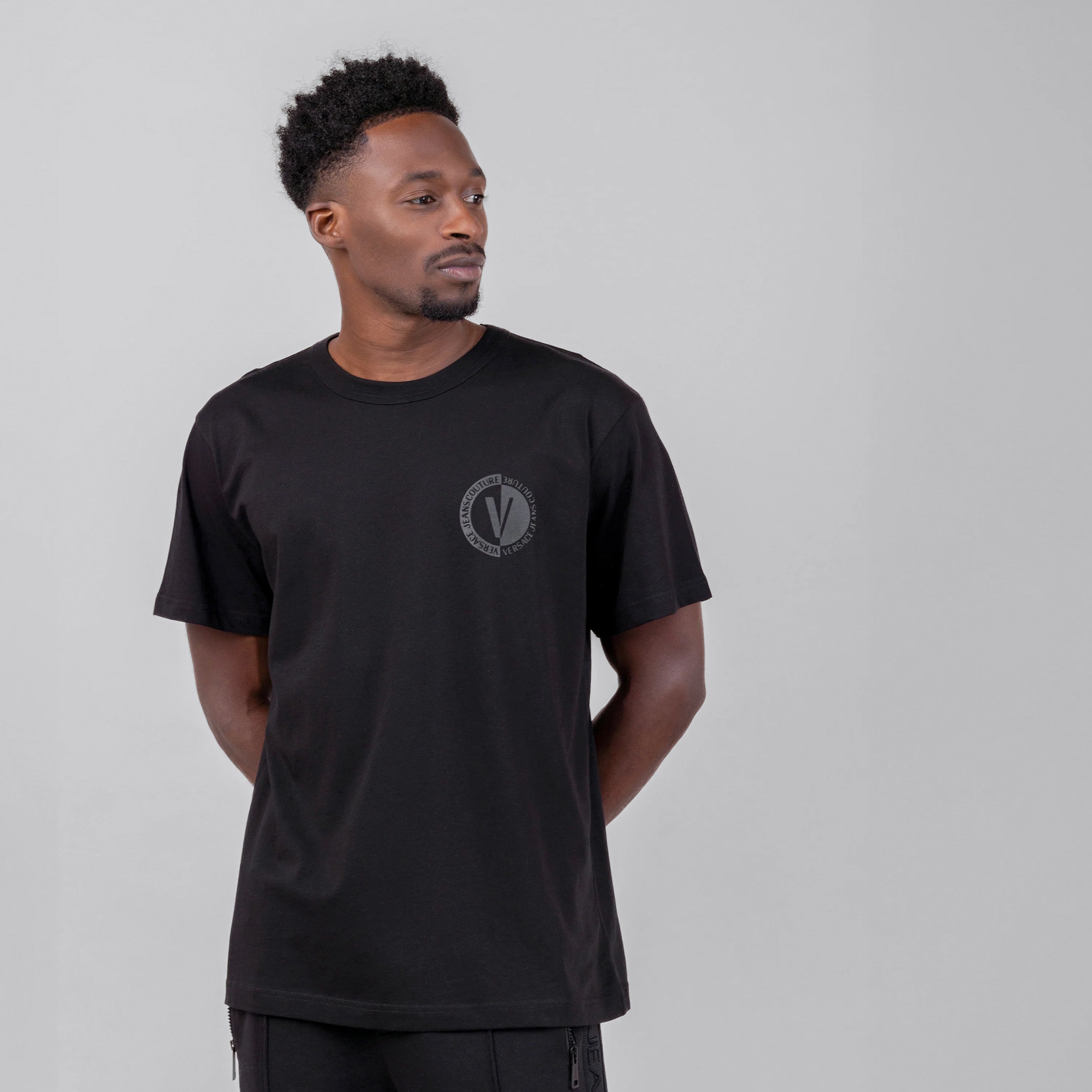 Camiseta Negra Versace Couture Negra V Circle Logo Chest