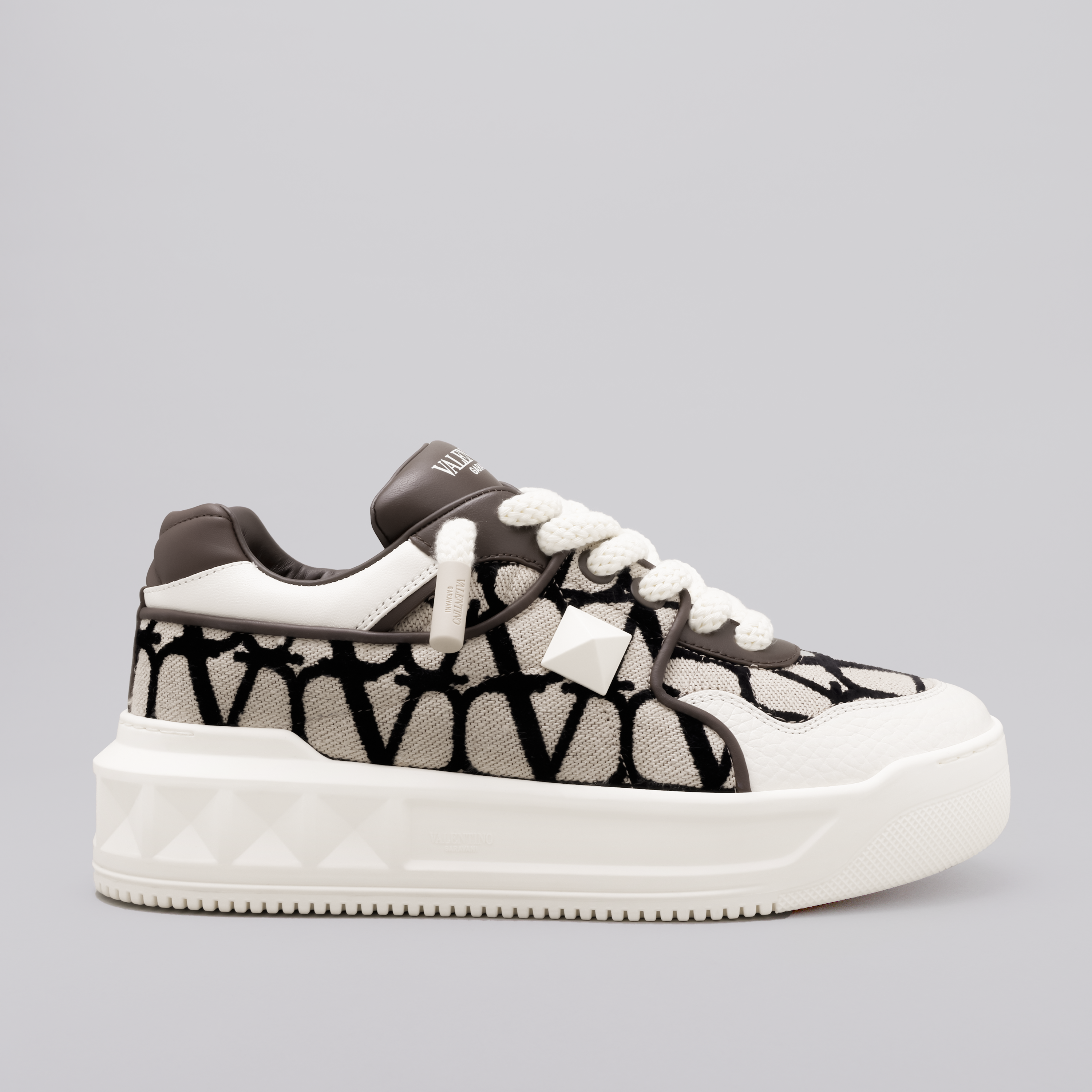 Sneakers Blancos Beige Valentino One Stud V Monogram