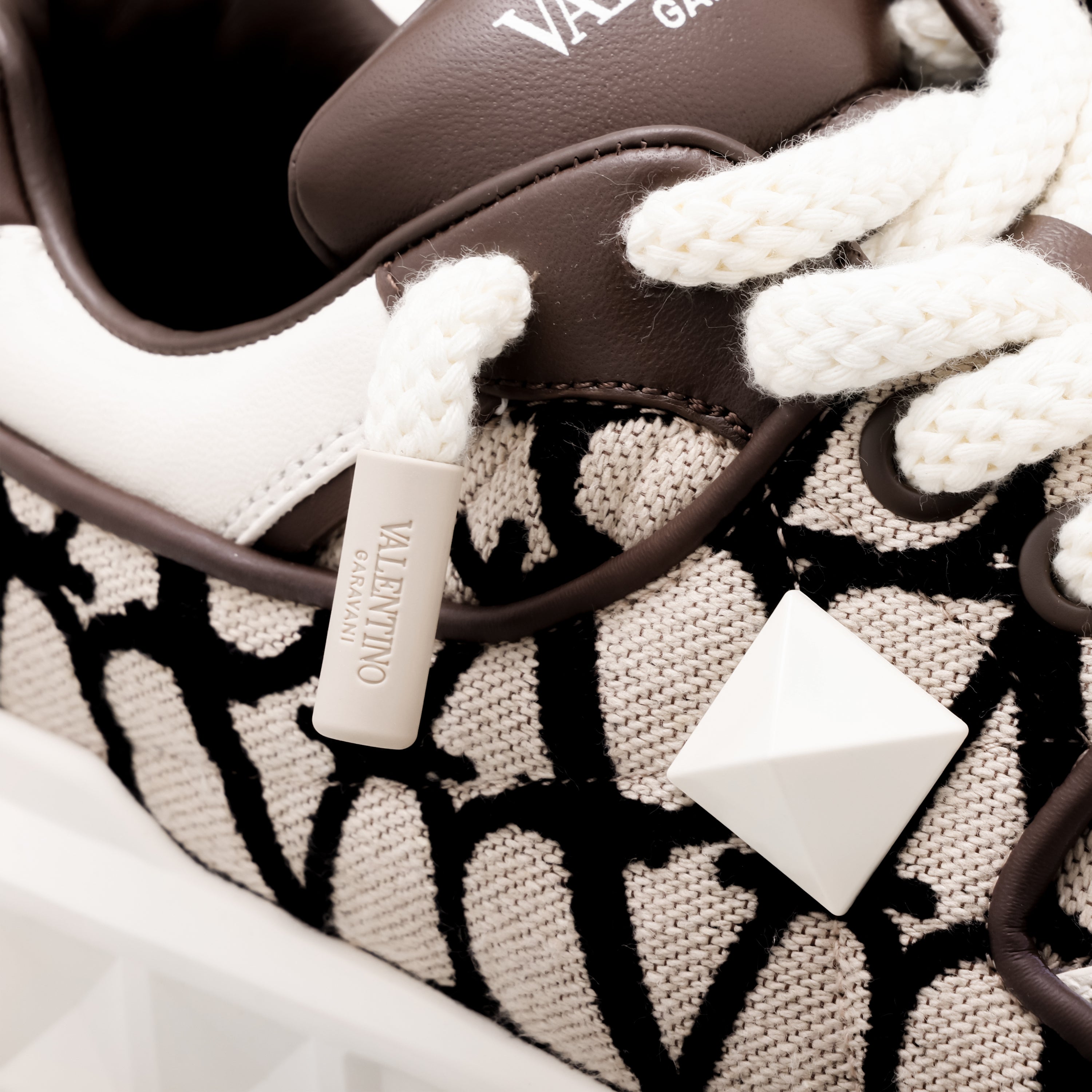 Sneakers Blancos Beige Valentino One Stud V Monogram