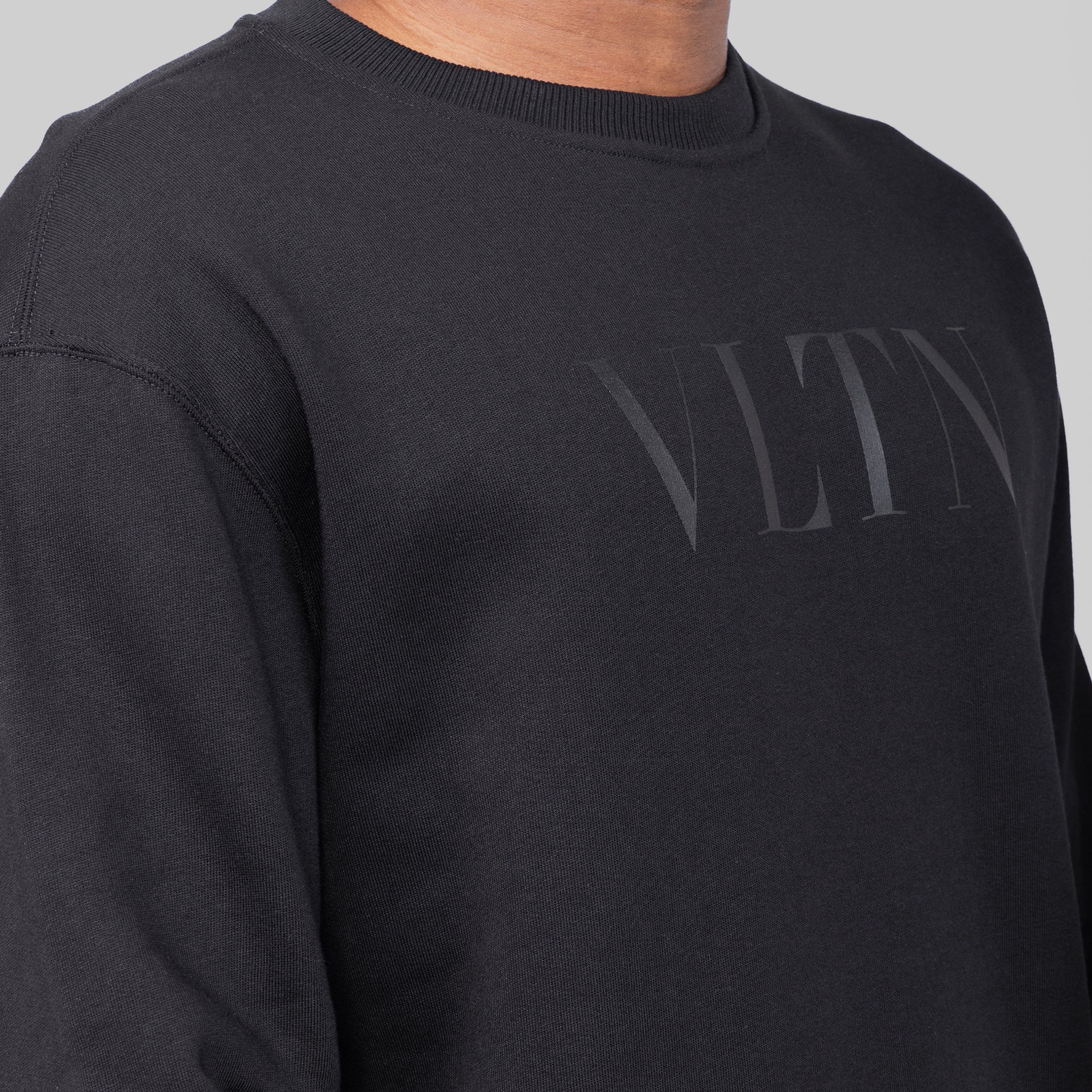 Buzo Negro Valentino Negro Vlogo