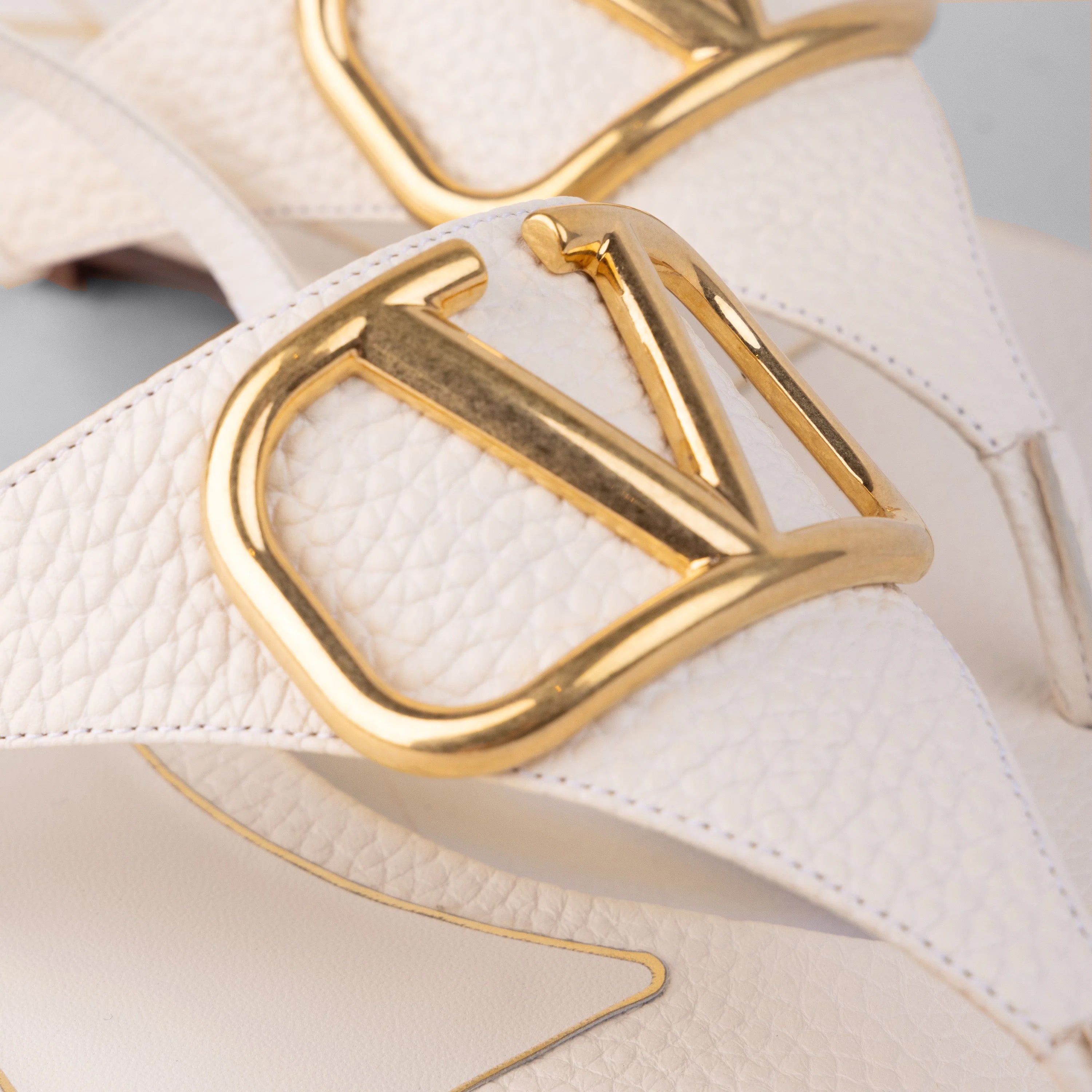 Sandalias Blancas Valentino Gold Vlogo