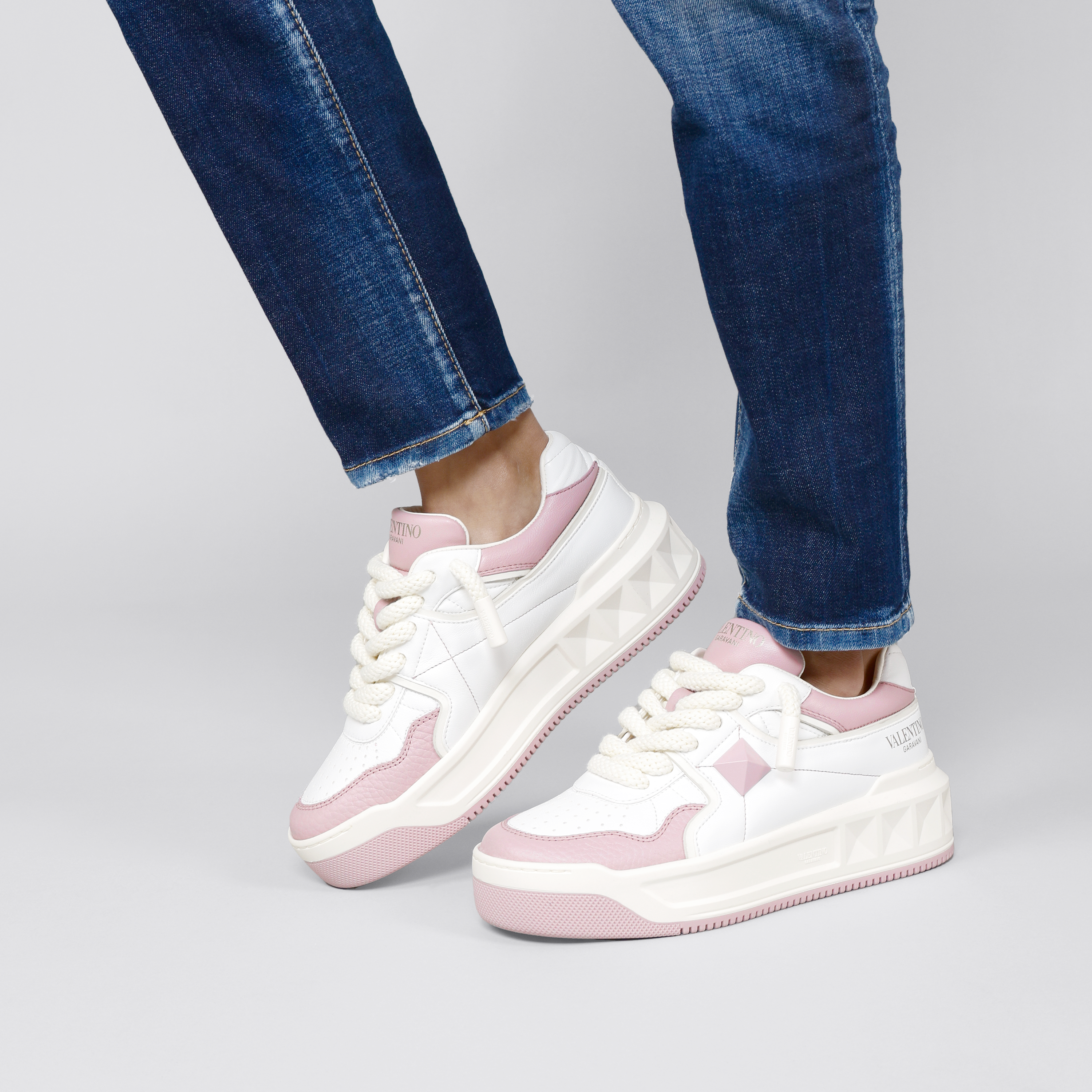 Sneakers Blancos Rosado Valentino Roman Stud