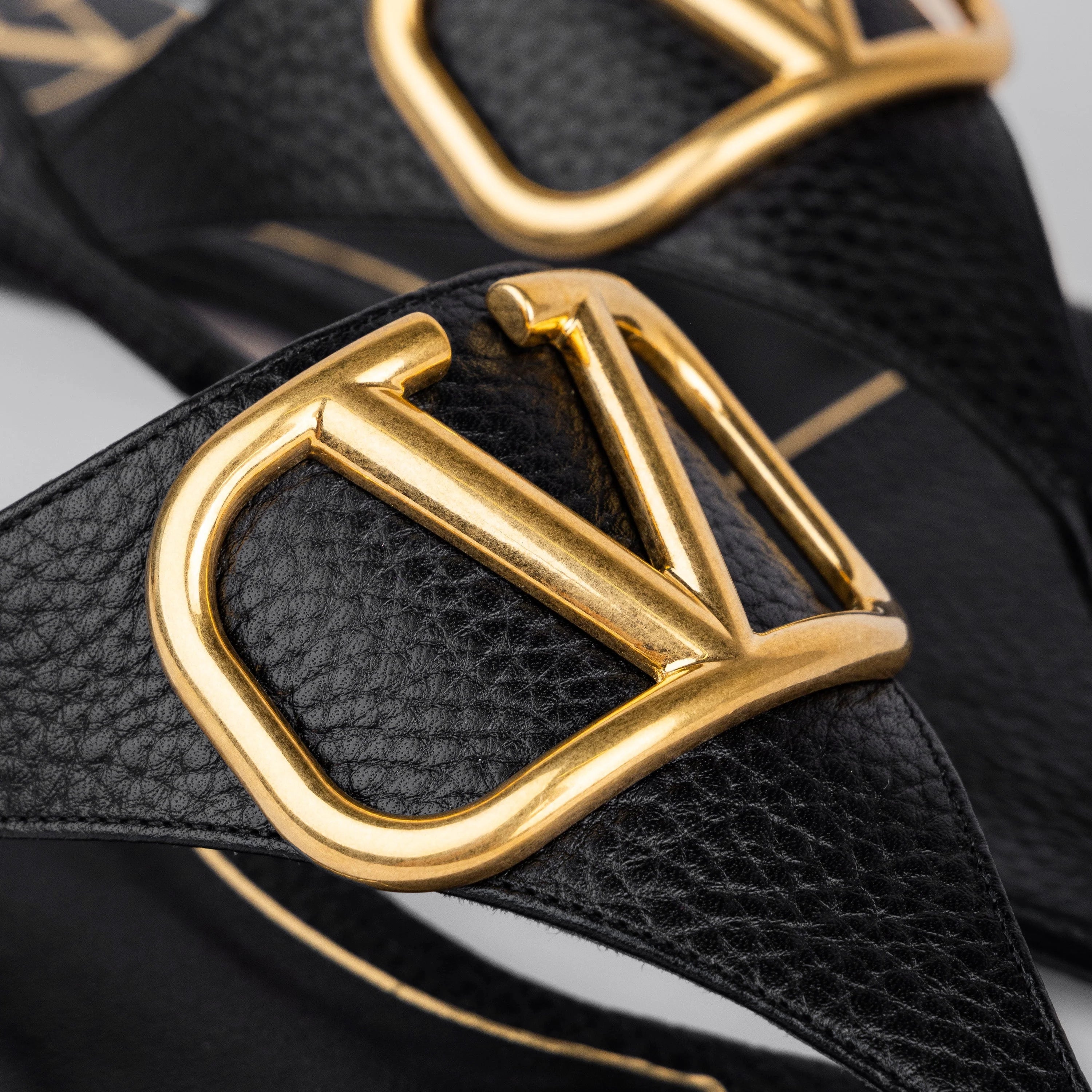 Sandalias Negras Valentino Gold Vlogo