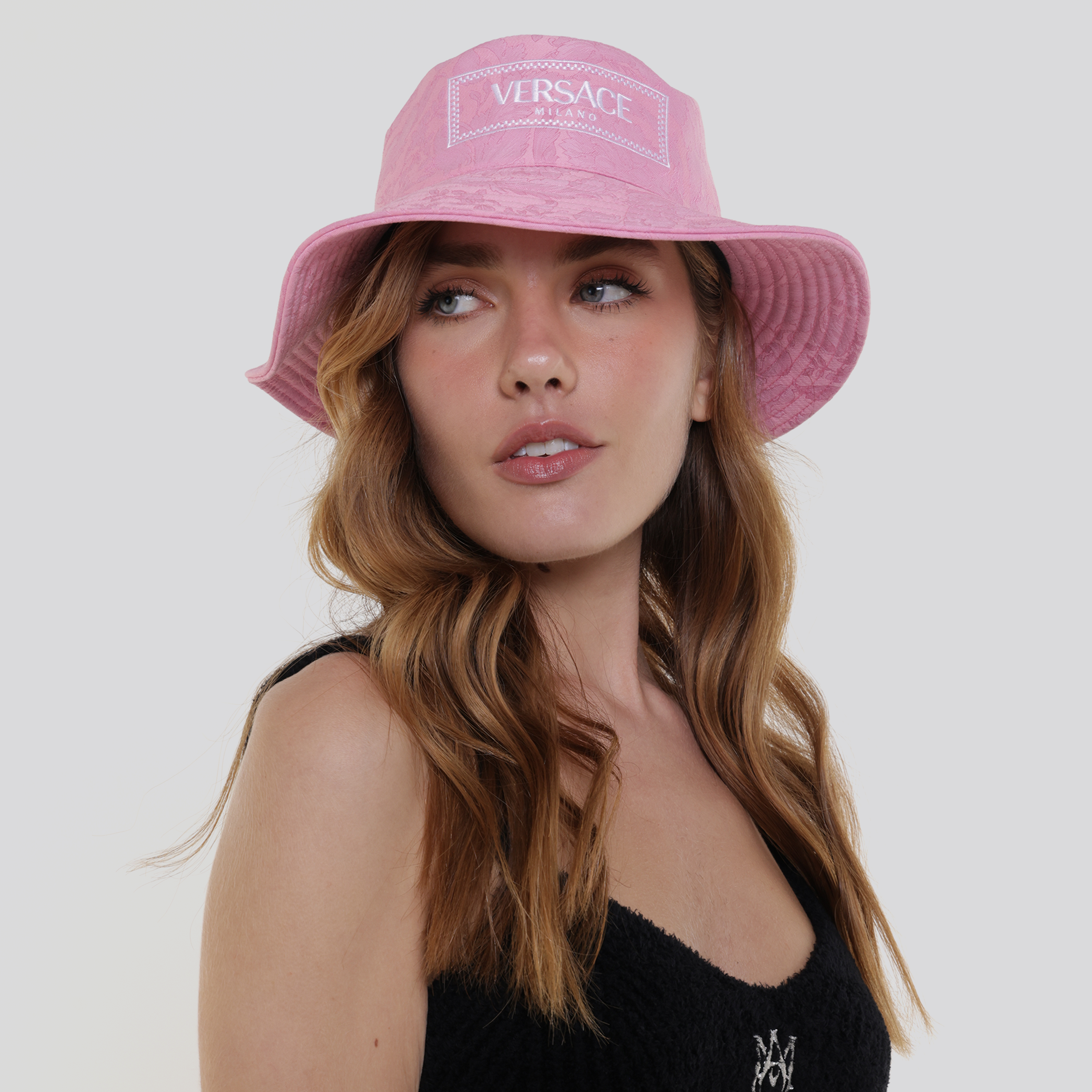 Sombrero Rosado Versace Logo