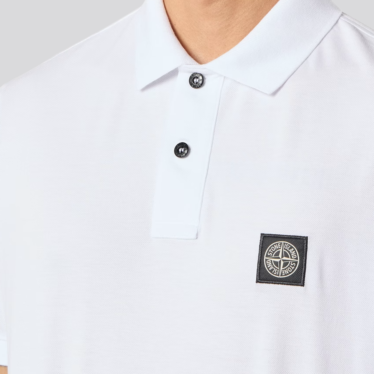 Camiseta Tipo Polo Blanca Stone Island Logo Patch
