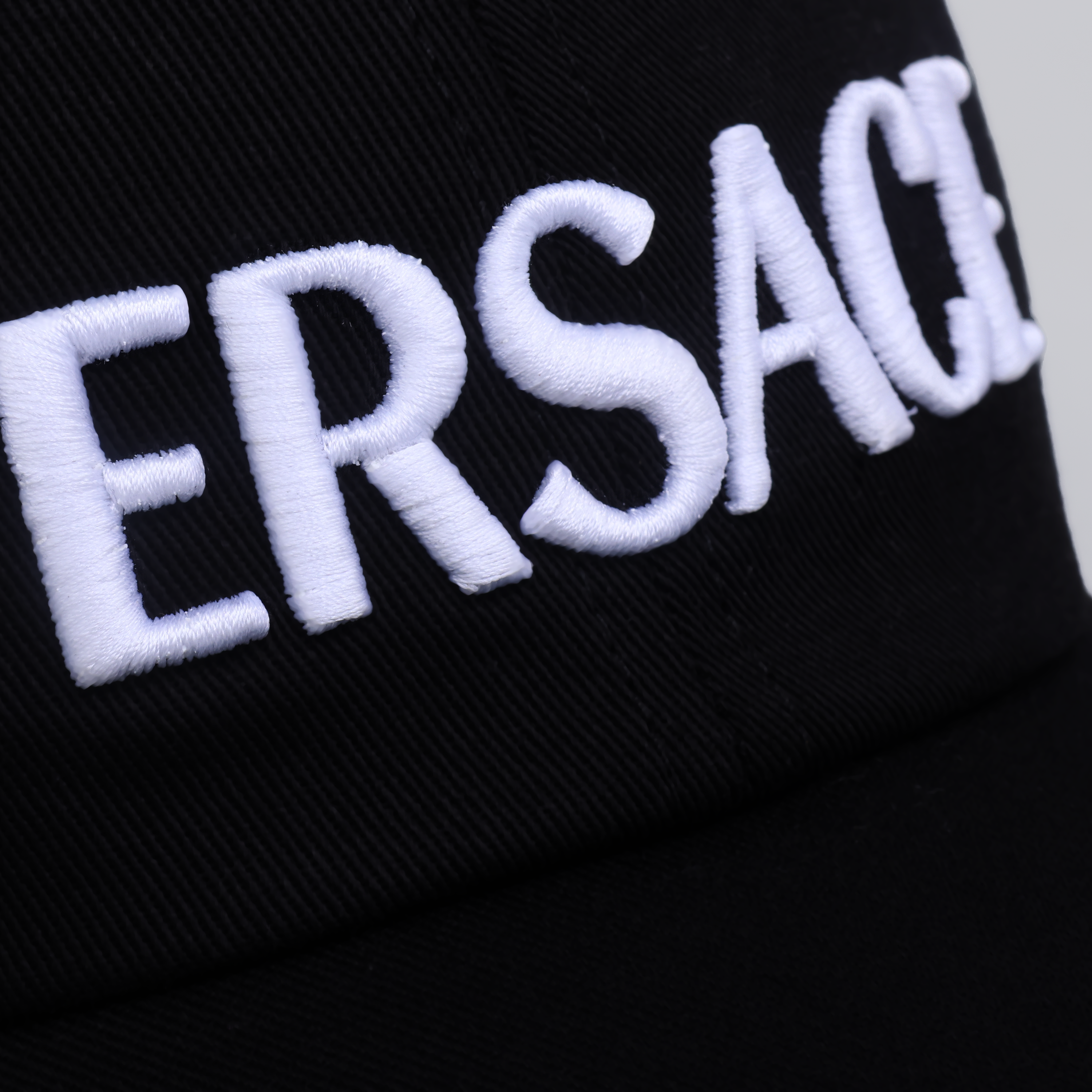 Gorra Negra Versace Logo