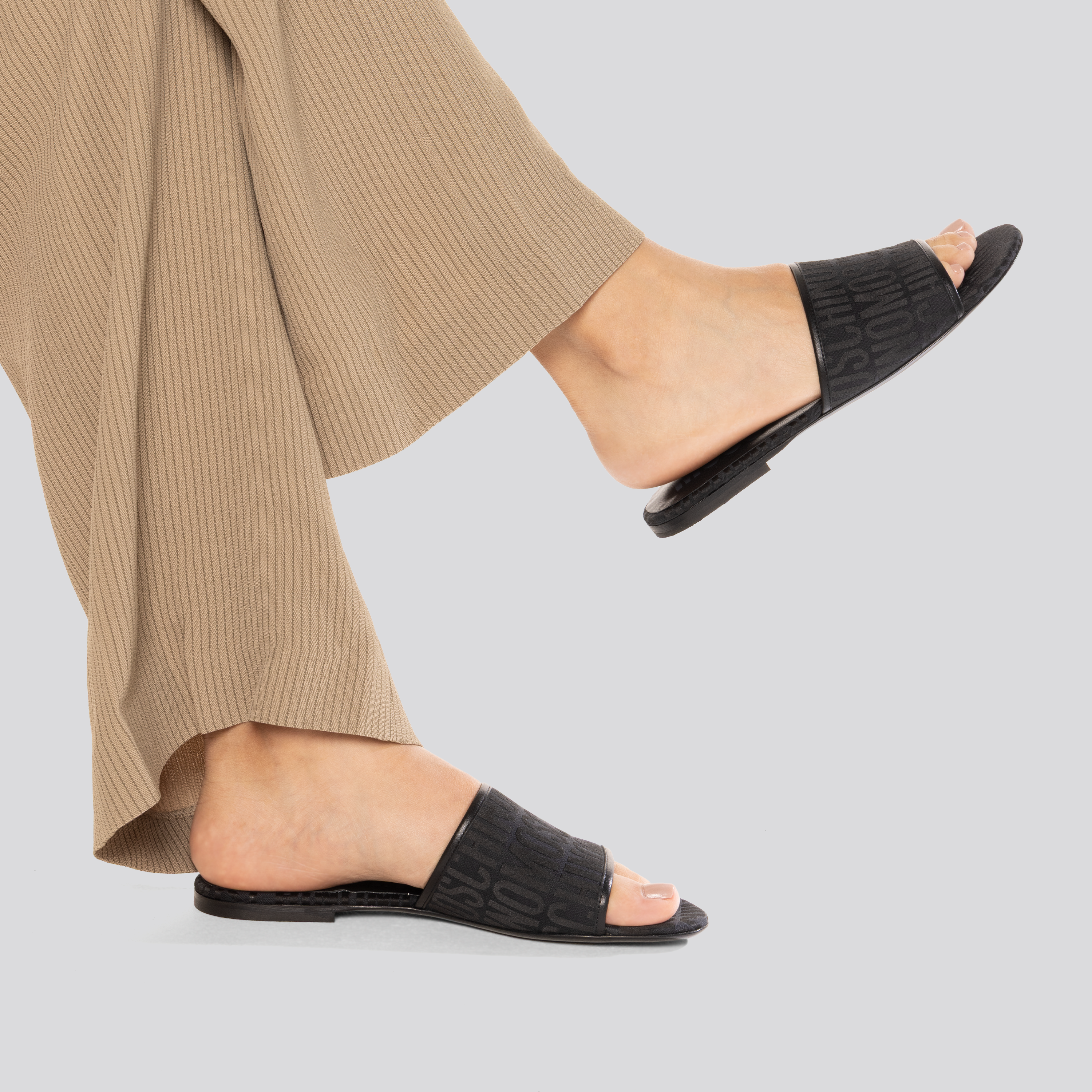 Sandalias Negras Moschino Multilogo Slip