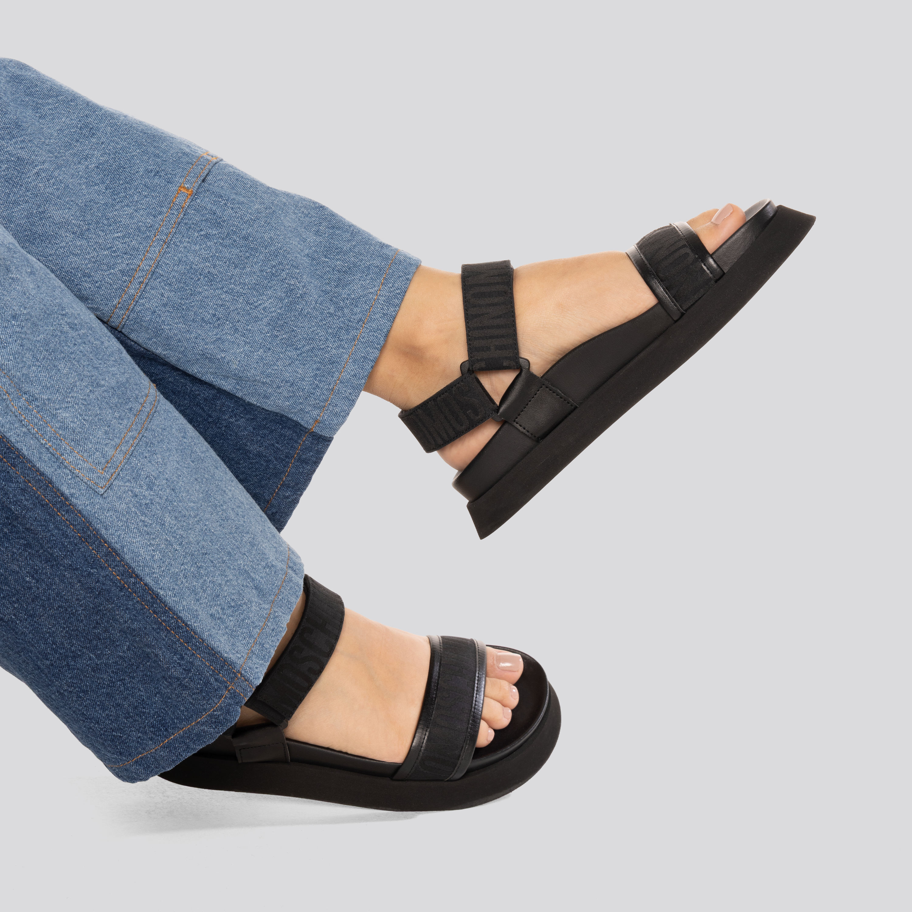 Sandalias Negras Moschino Monogram Lace